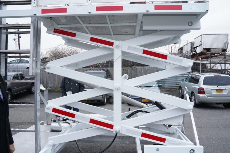 High Reach Scissor Lift Pantograph Use of Safety Bar